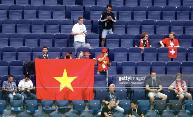 Ấn tượng cờ đỏ sao vàng của Việt Nam trên sân vận động Gazprom Arena-2