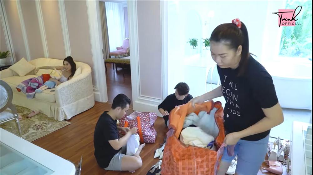 Ngọc Trinh bị chê phèn vì chuyển đồ hiệu mà dùng toàn túi như bao tải-8