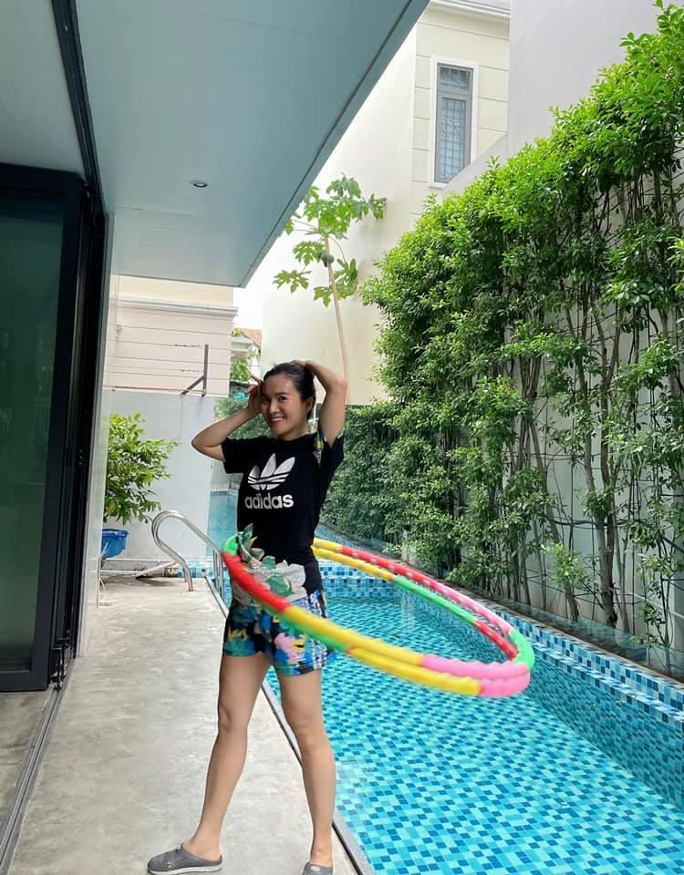 Vợ 7X của Bình Minh zẩy đầm cực sung, nhìn tưởng teen girl-6