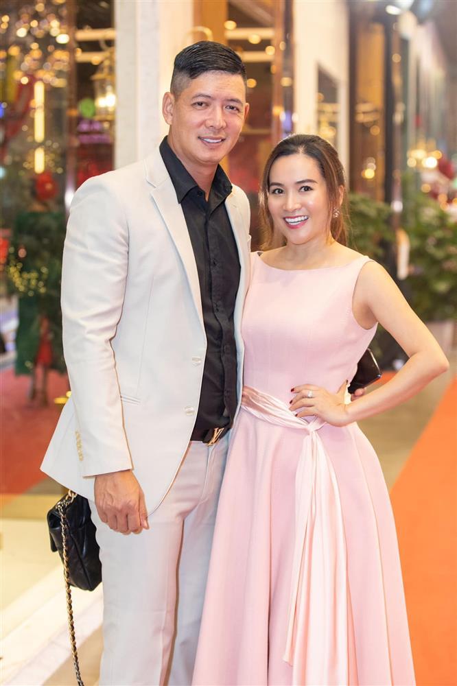 Vợ 7X của Bình Minh zẩy đầm cực sung, nhìn tưởng teen girl-13