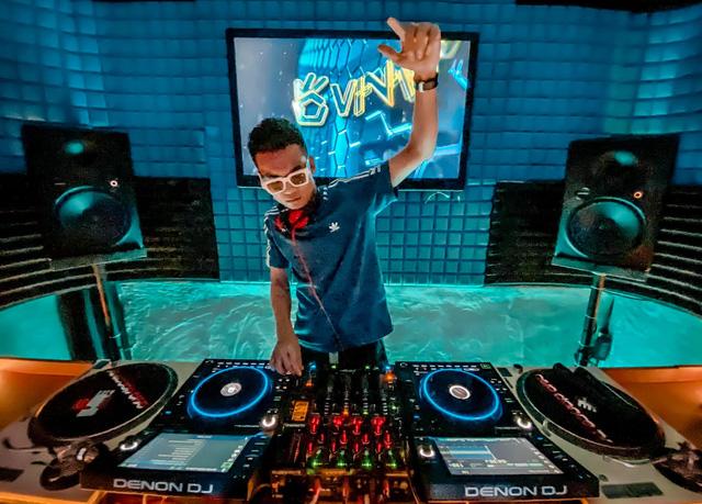 Streamer Việt đốt tiền: Độ Mixi chơi mô hình tiền tỷ, Linh Ngọc Đàm nuôi mèo trăm triệu-10