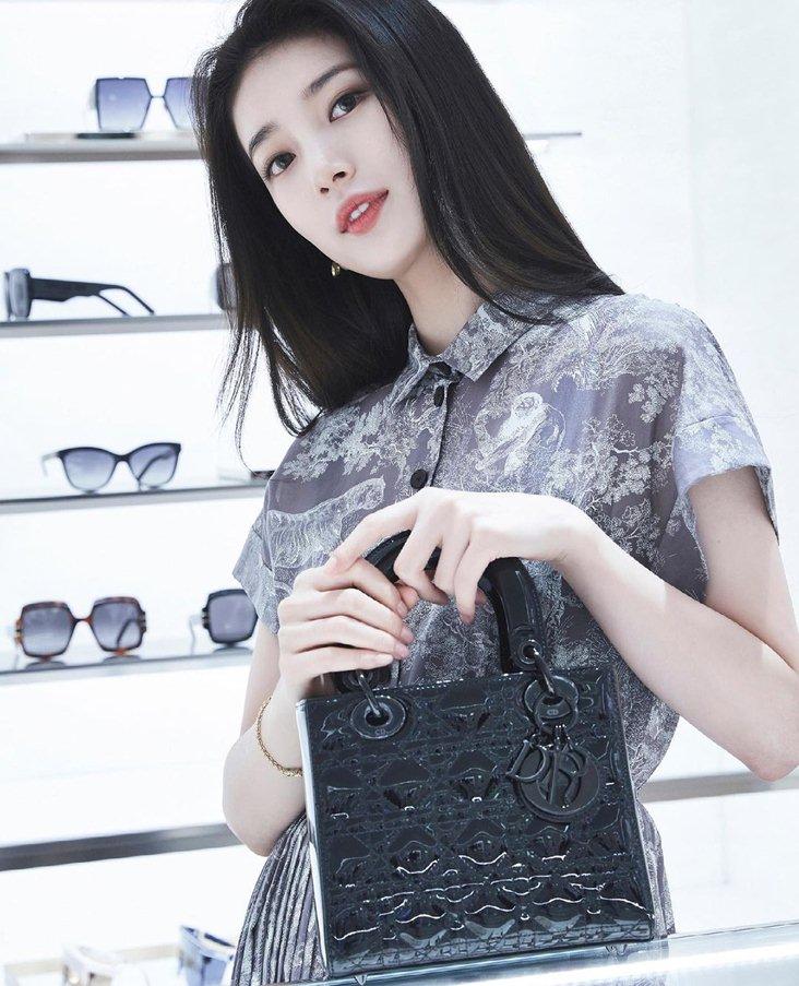 Vogue đăng tải ảnh Suzy xuất hiện tại pop-up store mới của nhà mốt Dior.