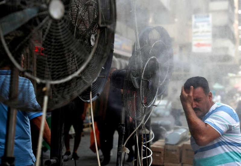 Dân Iraq cho trẻ con vào tủ lạnh vì quá nóng, nhưng rồi điện bị cắt-1