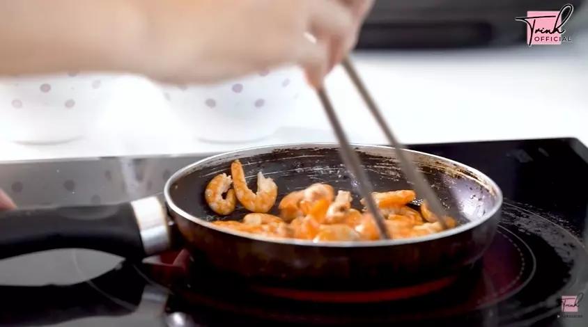 Giàu có tiếng nhưng Ngọc Trinh không ít lần dùng đồ như đồng nát-8