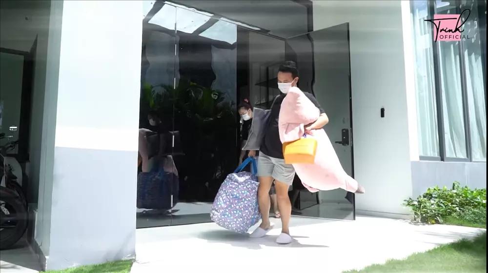 Giàu có tiếng nhưng Ngọc Trinh không ít lần dùng đồ như đồng nát-4