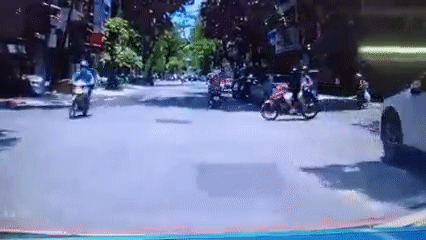 Áo chống nắng cuốn vào bánh xe, người phụ nữ gãy gập cổ chân-2