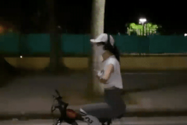 Đạp xe dạo quanh Hà Nội, cô gái cố tình show vòng 3 gây nhức mắt-2