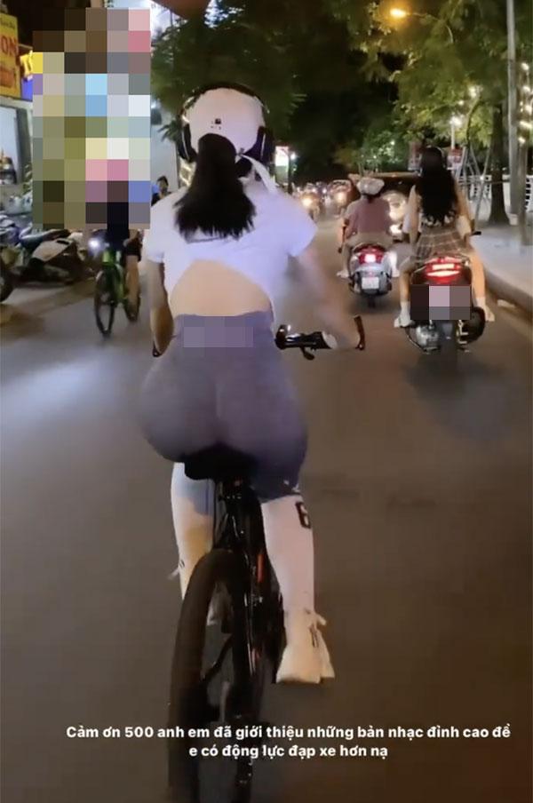 Đạp xe dạo quanh Hà Nội, cô gái cố tình show vòng 3 gây nhức mắt-1