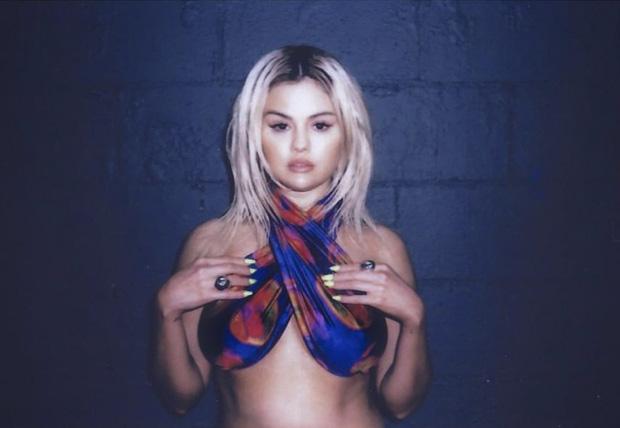 Selena Gomez mặc bikini khoe vòng 1 tăng size ngồn ngộn bỏng mắt-2