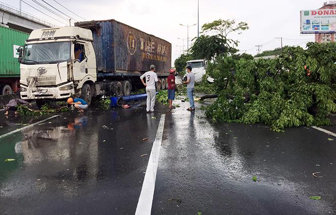 Xe container đại náo Sài Gòn và hiện trường như cuồng phong vừa quét qua-5