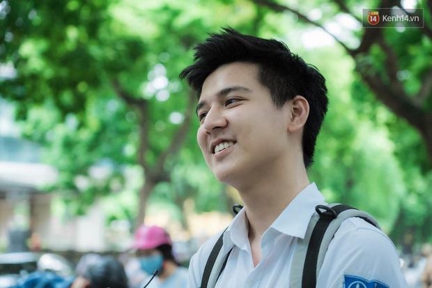 Hot boy cầm cờ năm nào giờ là sinh viên trường có tiếng, ngoại hình vẫn mlem-3