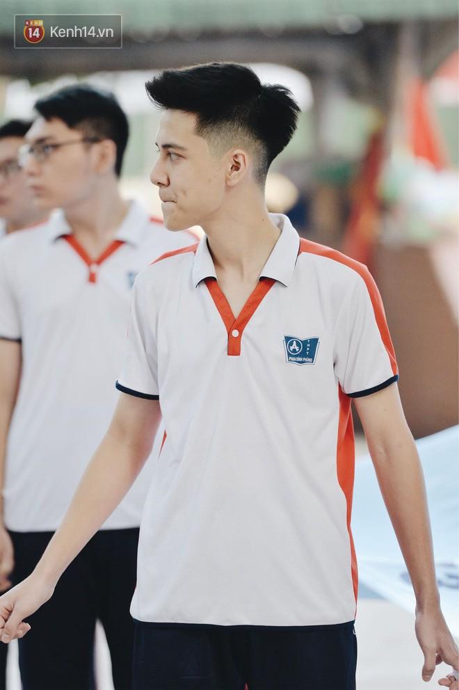 Hot boy cầm cờ năm nào giờ là sinh viên trường có tiếng, ngoại hình vẫn mlem-4