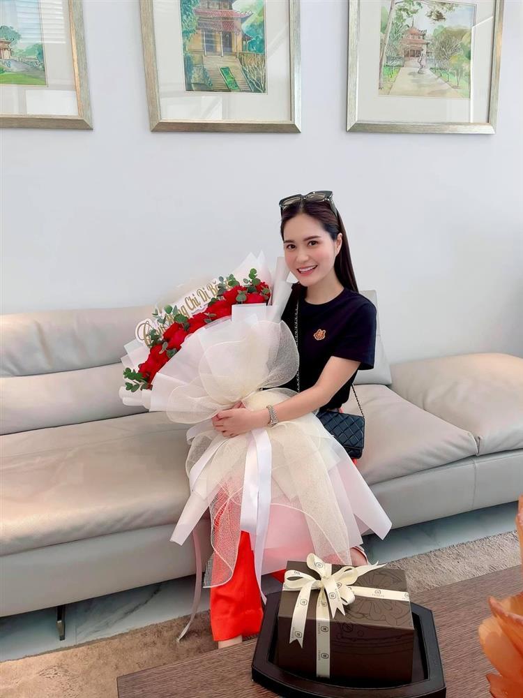 Doanh nhân ở nhà 200 tỷ được chồng đánh răng, bóp chân như con sen-6