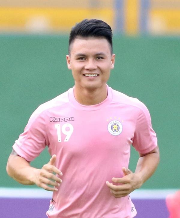 Quang Hải: Cùng ngắm nhìn hình ảnh của ngôi sao bóng đá Quang Hải, cầu thủ được yêu thích trong lòng người hâm mộ Việt Nam vì kỹ thuật và sự ngoan cường. Nếu bạn là fan của anh ấy, không thể bỏ qua bức hình này!