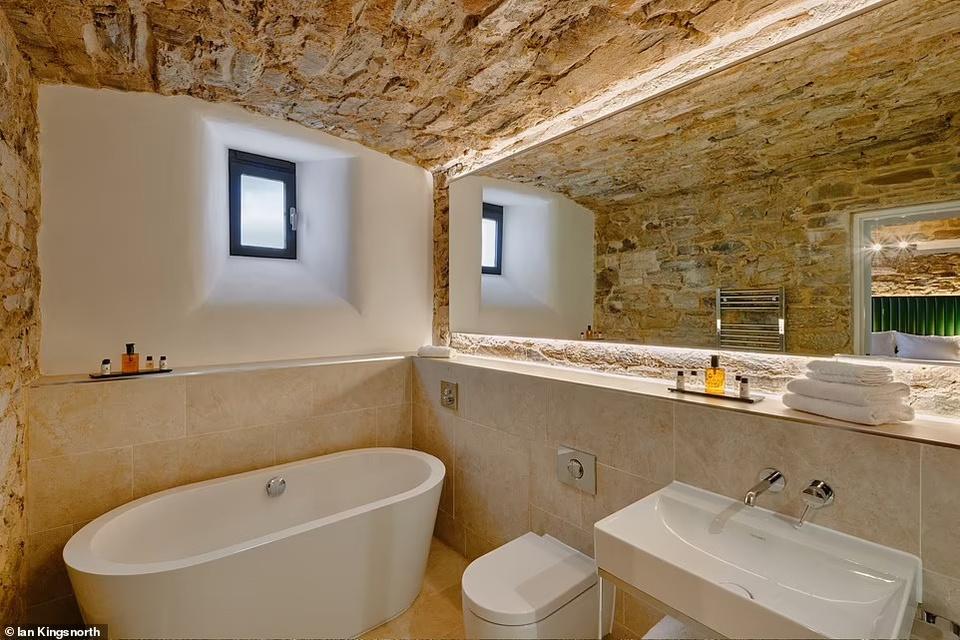 Chi hơn 80 triệu USD biến nhà tù thành khách sạn sang trọng-8