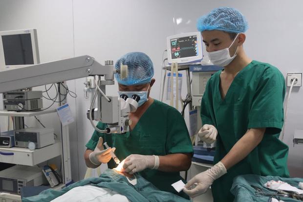 Nghệ An: Bé gái 19 tháng tuổi bị đinh dài 3cm đâm xuyên mắt-1