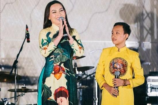 Phía Phi Nhung phản hồi clip Hồ Văn Cường 'chui gầm sân khấu hát bè'