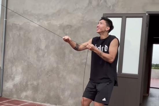 Văn Hậu ở nhà vẫn hạ gục hội mê trai: Thả diều mà 'mlem mlem'