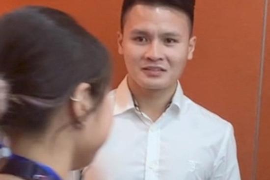 Quang Hải phản ứng lạ khi fan girl xin chụp ảnh