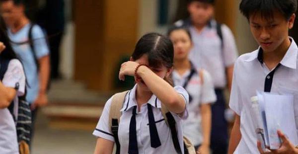 Gia cảnh thương tâm nữ sinh bị mẹ bắt quỳ giữa sân trường vì trượt lớp 10-1