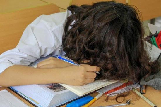 Gia cảnh thương tâm nữ sinh bị mẹ bắt quỳ giữa sân trường vì trượt lớp 10