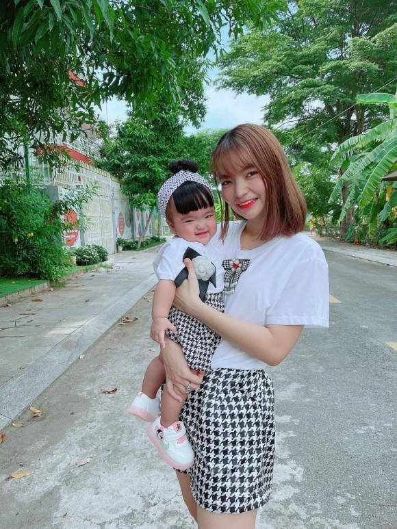 Biểu cảm lạ của con gái Mạc Văn Khoa khi chụp ảnh cùng bố và mẹ-1