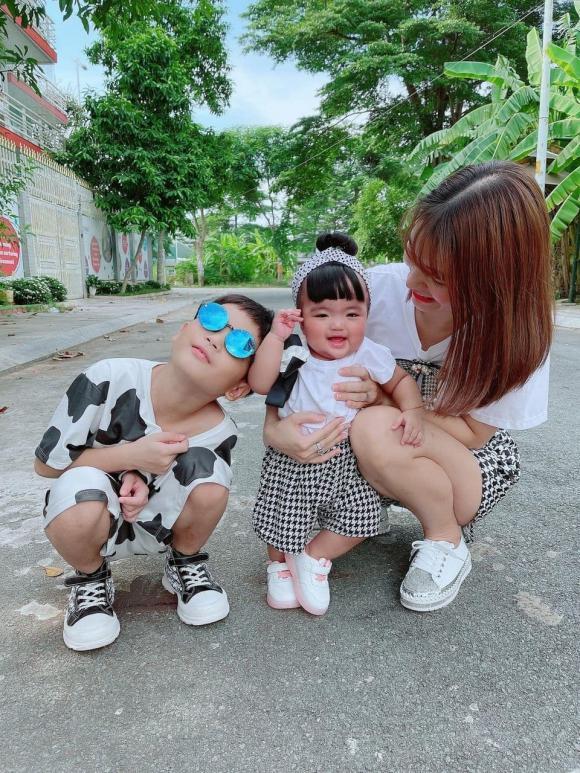 Biểu cảm lạ của con gái Mạc Văn Khoa khi chụp ảnh cùng bố và mẹ-2