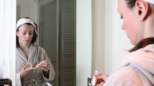 Á hậu Tú Anh toang mặt vì dùng hoạt chất Retinol peel da-8