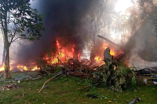 Máy bay chở 96 người nổ tung: Hiện trường tan hoang, khói đen phủ kín-4