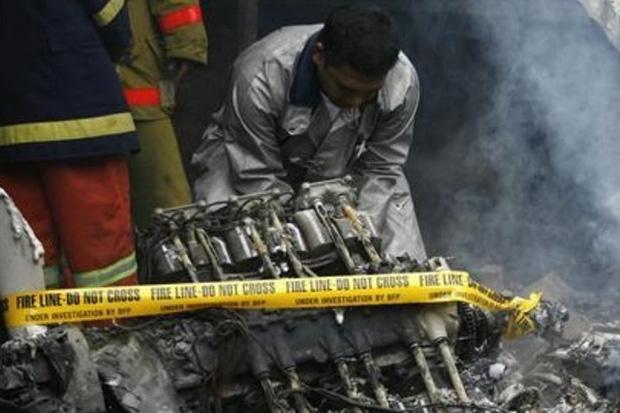 Máy bay chở 96 người nổ tung: Hiện trường tan hoang, khói đen phủ kín-6