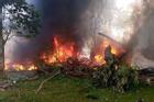 Máy bay chở 96 người nổ tung: Hiện trường tan hoang, khói đen phủ kín
