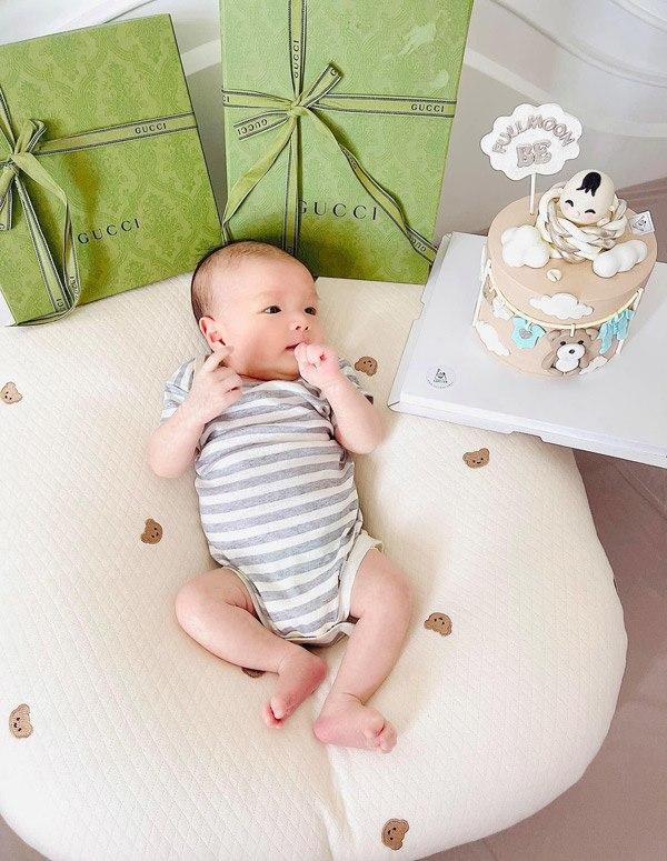 Không hổ danh cháu đại gia Mai Phương Thúy, 1 tháng tuổi phủ kín đồ hiệu-1