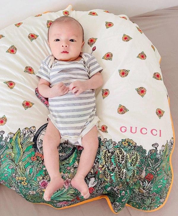 Không hổ danh cháu đại gia Mai Phương Thúy, 1 tháng tuổi phủ kín đồ hiệu-2