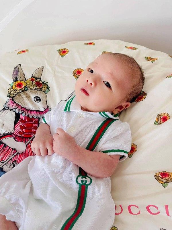 Không hổ danh cháu đại gia Mai Phương Thúy, 1 tháng tuổi phủ kín đồ hiệu-5