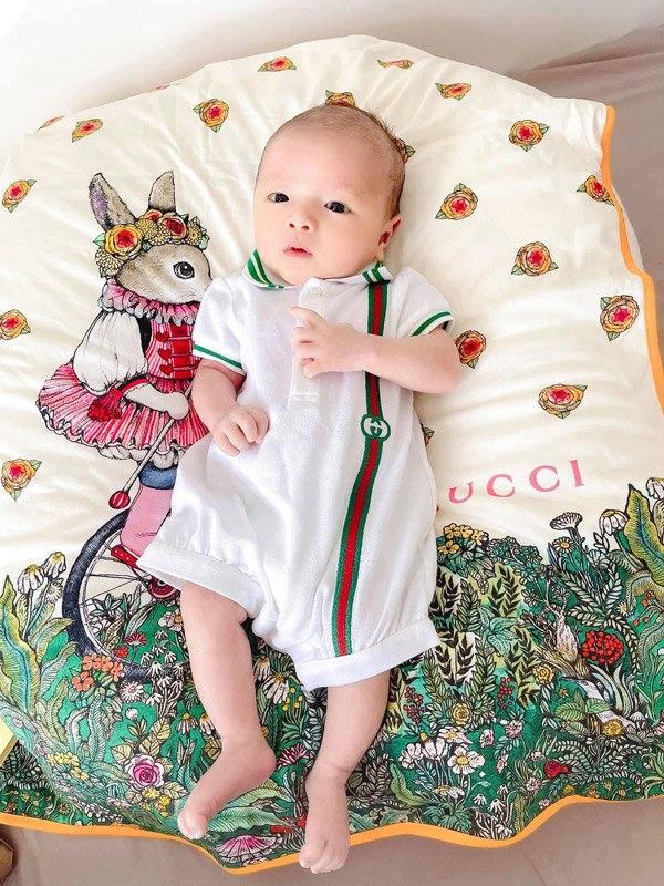 Không hổ danh cháu đại gia Mai Phương Thúy, 1 tháng tuổi phủ kín đồ hiệu-6