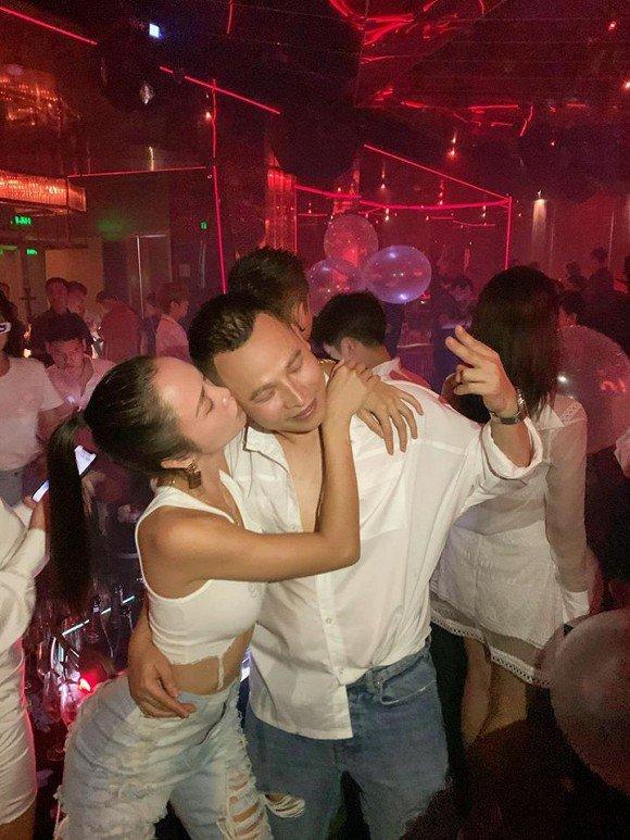 Vũ Ngọc Anh mặc bikini sexy tại dinh thự Vũ Khắc Tiệp liền bị so với Ngọc Trinh-9