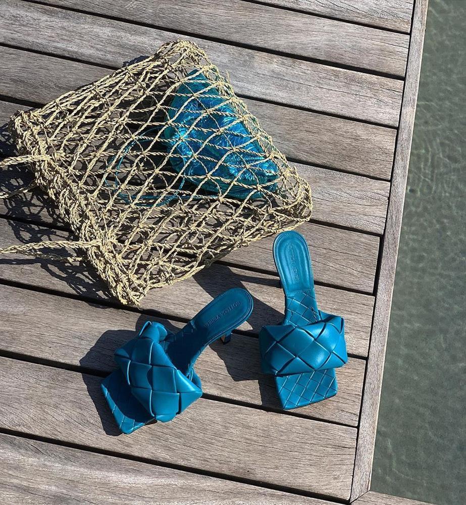 Cạch mặt nhưng Hà Hồ - Lệ Quyên đụng hàng món đồ 30 triệu xịn sò-1