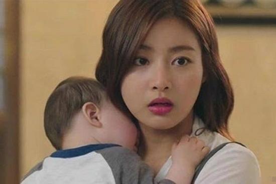 Đưa con đi khám, tôi 'đứng hình' khi thấy chồng bế con của tình nhân