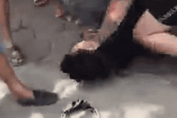 Kinh hoàng cướp giật túi xách, người phụ nữ ngã sấp mặt bất tỉnh-2