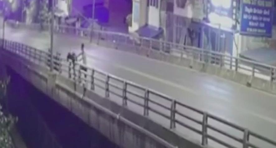 Công an điều tra clip cô gái tuột khỏi tay bạn trai rơi xuống chân cầu-1