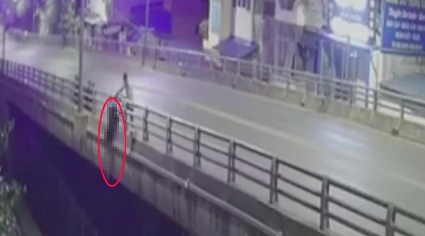 Công an điều tra clip cô gái tuột khỏi tay bạn trai rơi xuống chân cầu-2