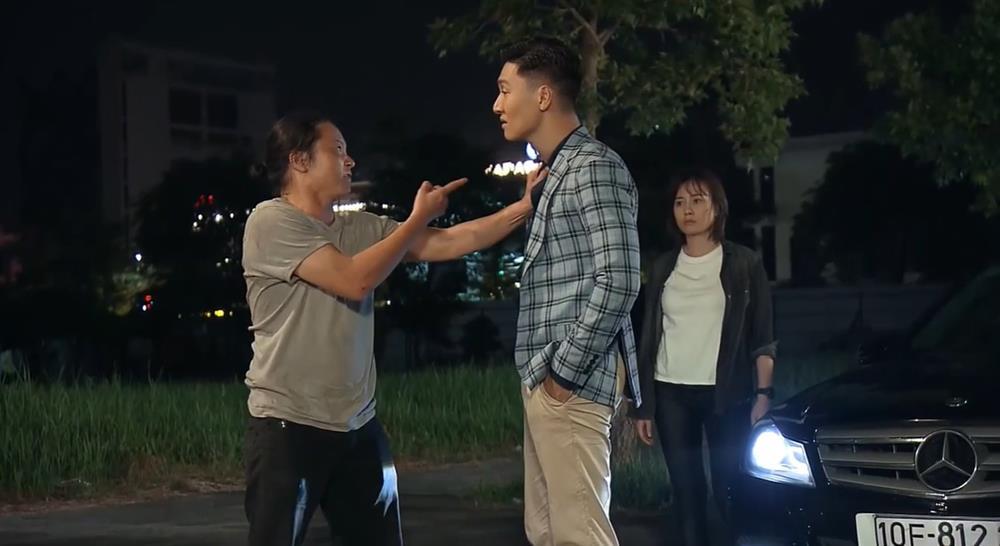 Hương Vị Tình Thân tập 55: Nam đỡ cho Long 1 nhát dao từ gã chí phèo-3