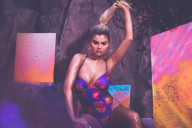 Selena Gomez diện bikini đẹp ngất người dù lộ nhược điểm bụng mỡ, đùi ếch-3