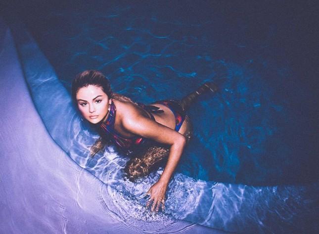 Selena Gomez diện bikini đẹp ngất người dù lộ nhược điểm bụng mỡ, đùi ếch-5