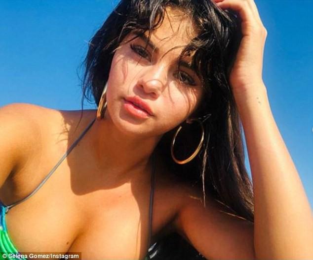 Selena Gomez diện bikini đẹp ngất người dù lộ nhược điểm bụng mỡ, đùi ếch-6