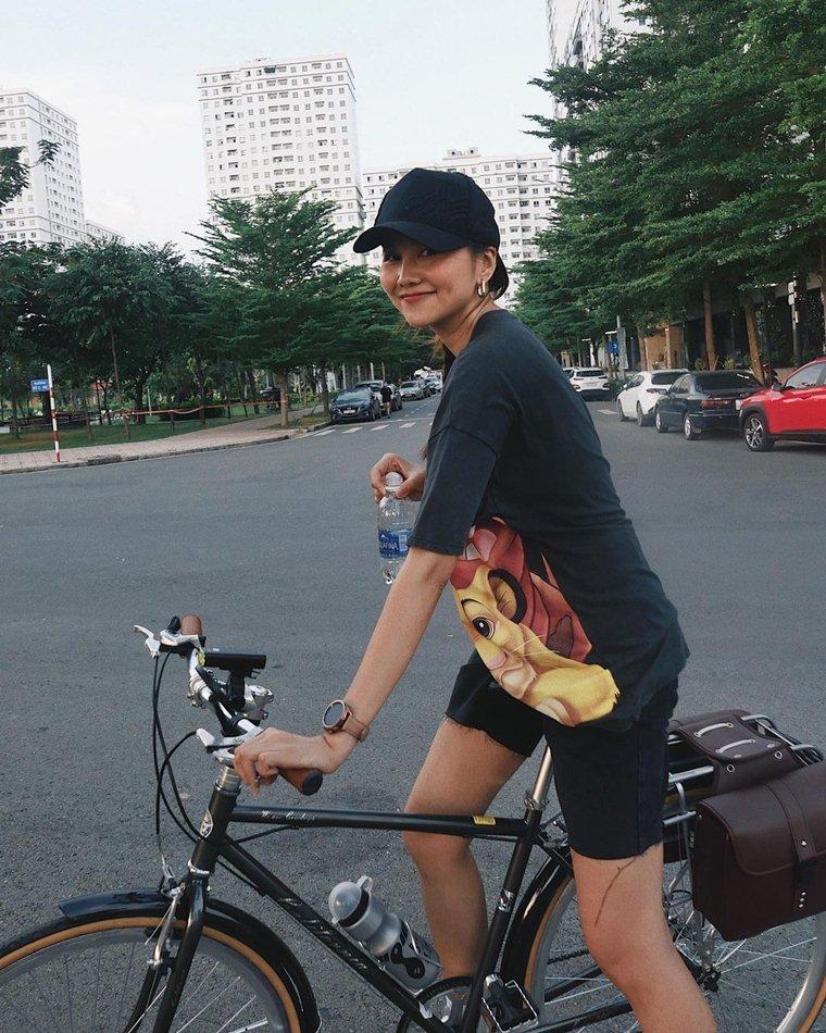 Thanh Hằng thú nhận "lúc đạp tui nhớ xe hơi của tui quá chừng". Siêu mẫu chọn mẫu xe đạp có kiểu dáng vintage vừa phục vụ nhu cầu thể dục vừa phù hợp chụp hình.