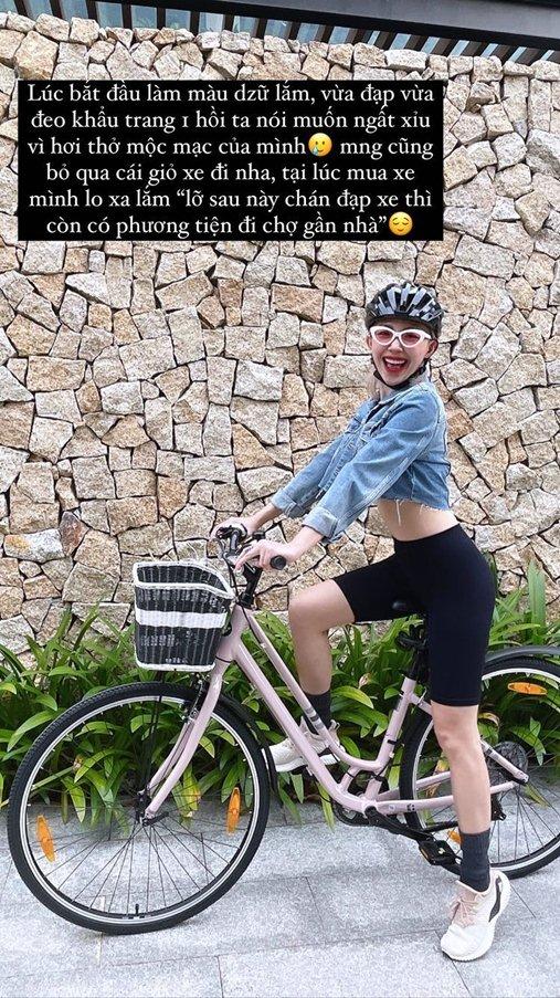 Trong khi ông xã sắm một chiếc xe đạp địa hình màu xanh rêu "chất ngất" thì Tóc Tiên lại chọn xe đạp "bánh bèo". Nữ ca sĩ tiết lộ lý do mua chiếc xe đạp màu hồng, lắp giỏ xe là "lỡ sau này chán đạp xe thì còn có phương tiện đi chợ gần nhà".