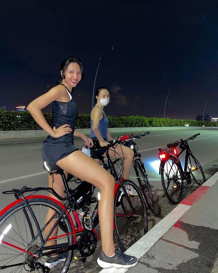 Minh Triệu cùng chị gái và Kỳ Duyên đạp xe gần 30 km trong một buổi tối với quãng thời gian gần 3 tiếng đồng hồ, đốt cháy gần 1.000 calo. Minh Triệu còn cẩn thận sử dụng cả khẩu trang lẫn nón chống giọt bắn trong lúc đạp xe. Trong hình, cô tạm tháo khẩu trang, nón để chụp hình.
