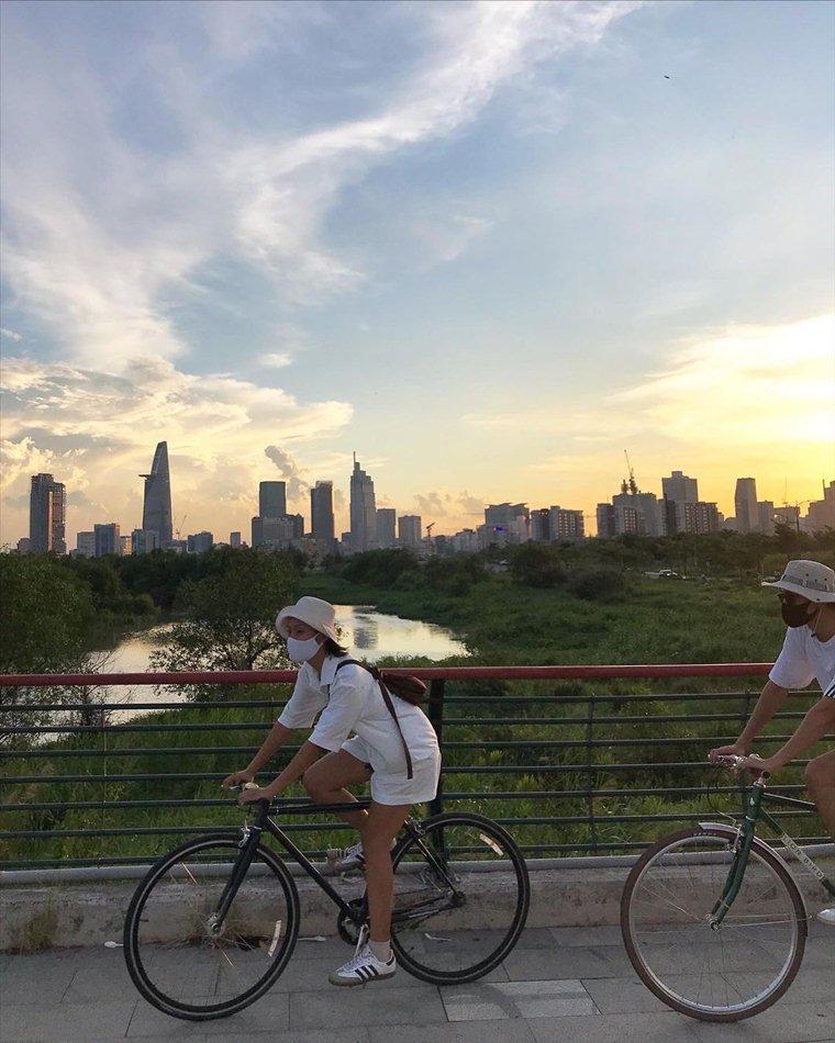 Người mẫu Thu Anh và Trần Quang Đại cũng chọn kiểu xe đạp vintage và luôn chấp hành việc đeo khẩu trang khi đạp xe.