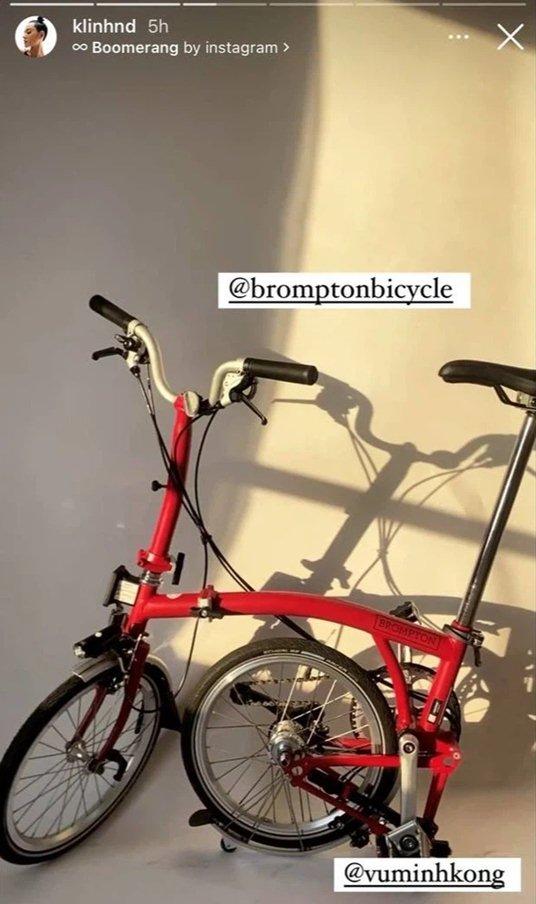 Fashionista Khánh Linh cũng không đứng ngoài "cuộc chơi" khi mới tậu một chiếc xe đạp có mức giá lên đến hơn 1.000 USD có thể gấp gọn tiện lợi.